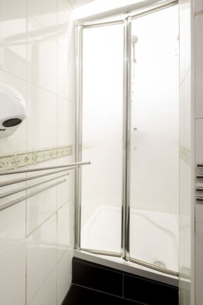 Douche, séchoir à cheveux, serviettes fournies, savon