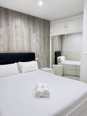 1 chambre, fer et planche à repasser, lit de bébé portatif