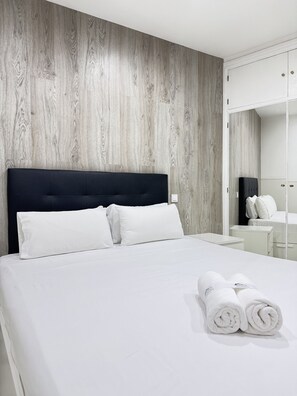 1 habitación, tabla de planchar con plancha y cuna de viaje 