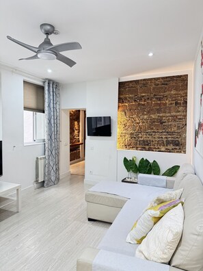 TV - Beautiful & Comfortable Apartment Gran Vía | A026 (Madrid)