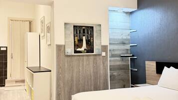 Een strijkplank/strijkijzer, reisbedje, gratis wifi, beddengoed