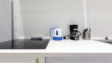 Frigorífico, microondas, placa de cocina y cafetera o tetera