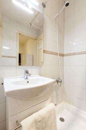 Dusche, Haartrockner, Handtücher