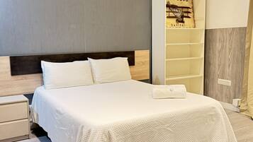 Tabla de planchar con plancha, cuna de viaje, wifi gratis y ropa de cama