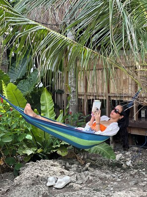 Standard Twin Room | Garden view - Crazy Bears Hostel (Moalboal)