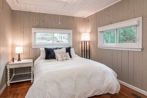 3 habitaciones, escritorio, tabla de planchar con plancha y wifi gratis