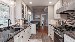 Fridge, microwave, oven, stovetop - Mt. Hebron Home, Mt. vistas (Hendersonville)