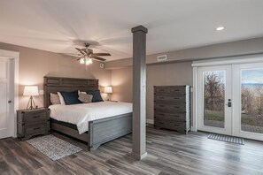 3 bedrooms, desk, iron/ironing board, free WiFi - Mt. Hebron Home, panoramic mt. views (Hendersonville)