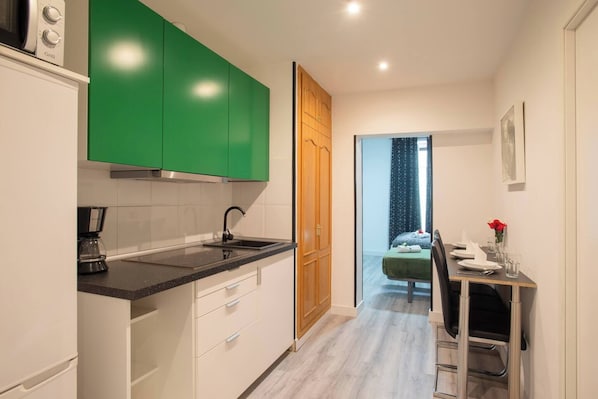 Fridge, microwave, stovetop, coffee/tea maker
