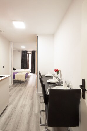 1 habitación, tabla de planchar con plancha y cuna de viaje 