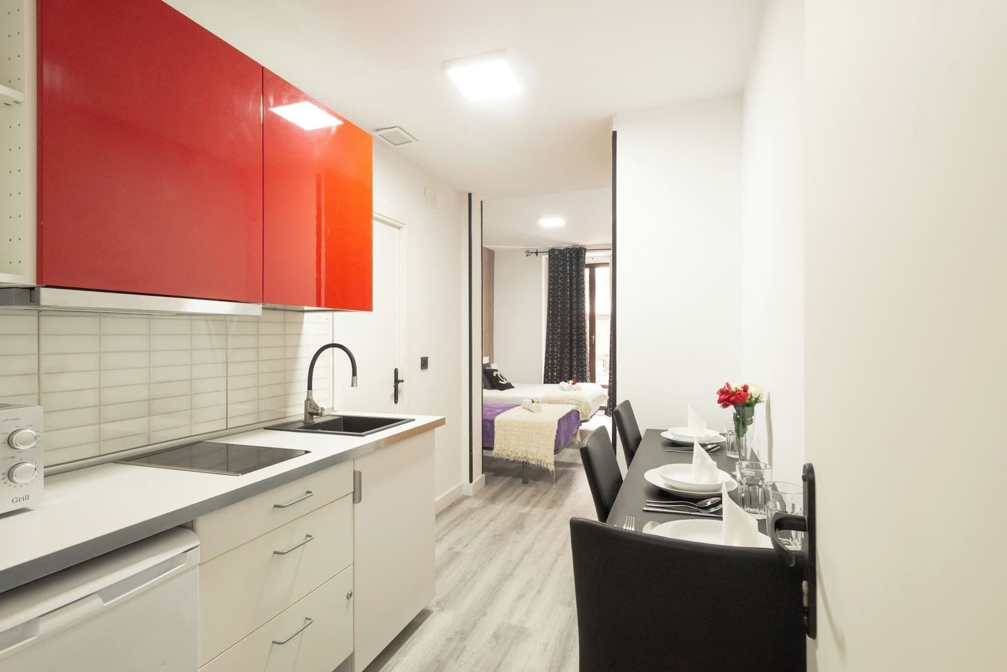 Refrigerador, microondas, parrilla de estufa y cafetera y tetera 