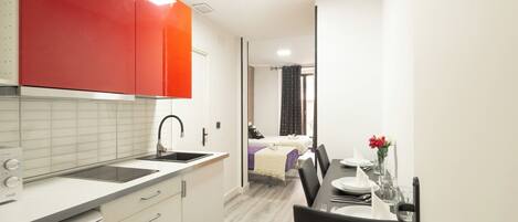 Refrigerador, microondas, parrilla de estufa y cafetera y tetera