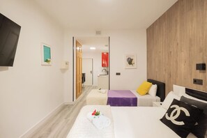 1 habitación, tabla de planchar con plancha y cuna de viaje 