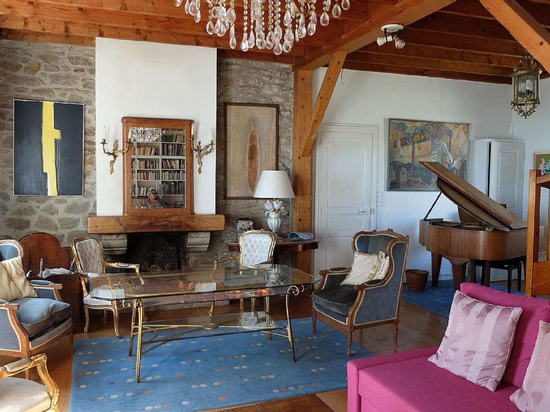 Télévision, cheminée, livres