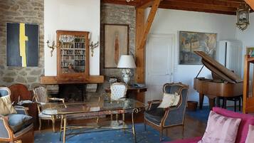 Televisie, een open haard en boeken