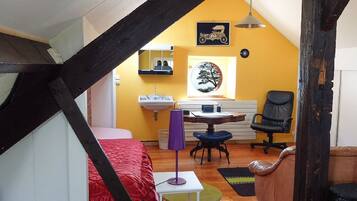 6 dormitorios, tabla de planchar con plancha, cuna de viaje