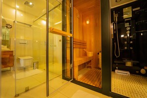 Royal Suite | Bathroom | Separate tub and shower, rainfall showerhead, designer toiletries - Chandys Drizzle Drops Munnar Top Station (Bodinayakanur)