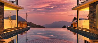 チャンディーズ ドリズル ドロップス ムンナル トップ ステーション