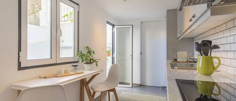 Réfrigérateur, four à micro-ondes, un four, surface de cuisson