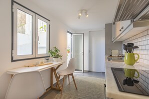 Réfrigérateur, micro-ondes, four, plaque de cuisson