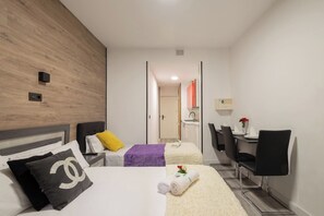 1 habitación, tabla de planchar con plancha y cuna de viaje 
