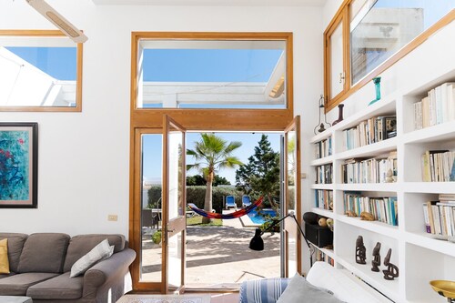 Holiday home for 6 people by the sea