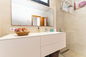 Douche, serviettes fournies