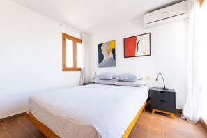 3 bedrooms, iron/ironing board, free WiFi, bed sheets