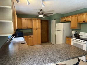 Mikrobølgeovn, ovn, kokeplater og oppvaskmaskin