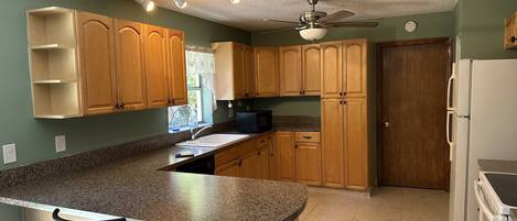 Microondas, horno, parrilla de estufa y lavavajillas