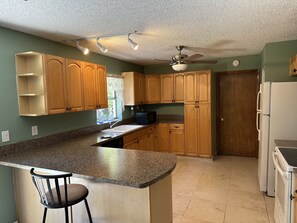 Mikrobølgeovn, ovn, kokeplater og oppvaskmaskin