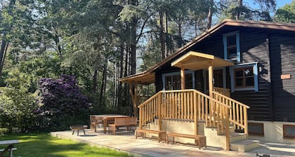 7 bedroom, Stunning Cottage with Hot-Tub & Cinema Room