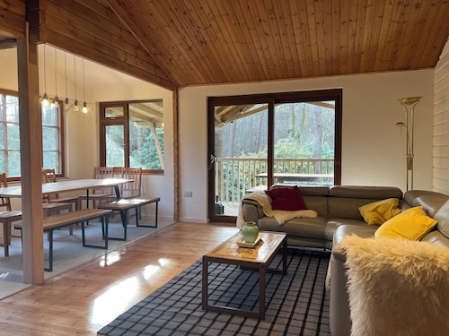 7 bedroom, Stunning Cottage with Hot-Tub & Cinema Room