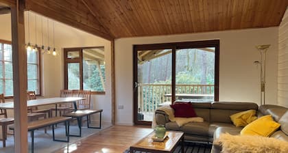 7 bedroom, Stunning Cottage with Hot-Tub & Cinema Room