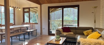 7 bedroom, Stunning Cottage with Hot-Tub & Cinema Room