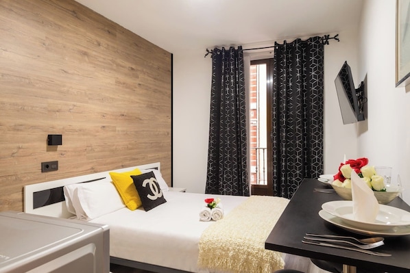 1 slaapkamer, een strijkplank/strijkijzer, gratis wifi, beddengoed