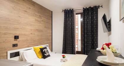 Sunny Double Room with Bathroom Gran Via | R131S
