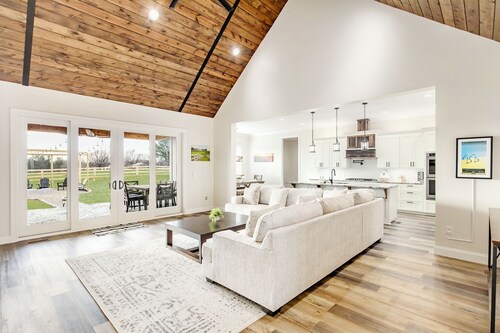 Luxury 6BR Bourbon Farmhouse w/ Spa & SpeakEasy