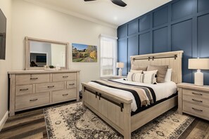 6 makuuhuonetta, työpöytä, silitysrauta/-lauta, vauvan matkasänky