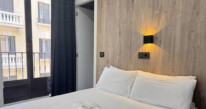 Sunny Double Room with Bathroom Gran Via | R132