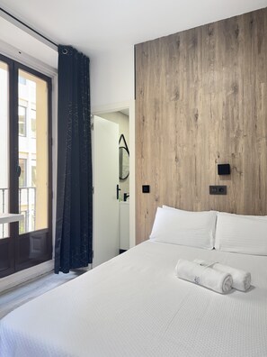 1 bedroom, iron/ironing board, travel crib, free WiFi - Sunny Double Room with Bathroom Gran Via | 032 (Madrid)