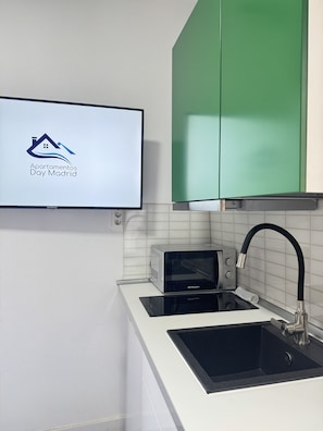 Réfrigérateur, micro-ondes, plaque de cuisson, cafetiÚre/bouilloire