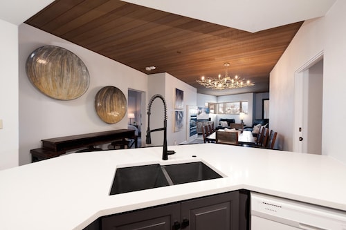 Remodeled Eolus Ski in/Ski Out condo - Views - Deck