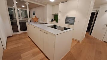 Een koelkast, een microgolfoven, een oven, een kookplaat