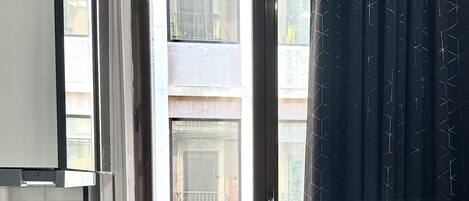 Réfrigérateur, micro-ondes, plaque de cuisson, cafetière/bouilloire