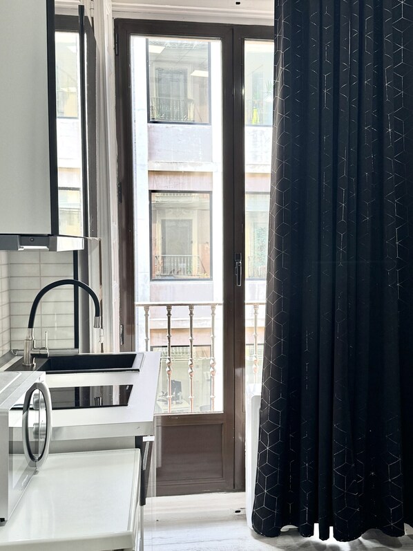 Réfrigérateur, micro-ondes, plaque de cuisson, cafetière/bouilloire