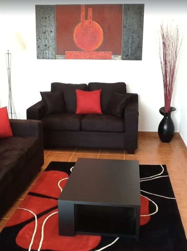 Een televisie en boeken