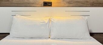 Cozy Double Room with Bathroom Gran Via | 034