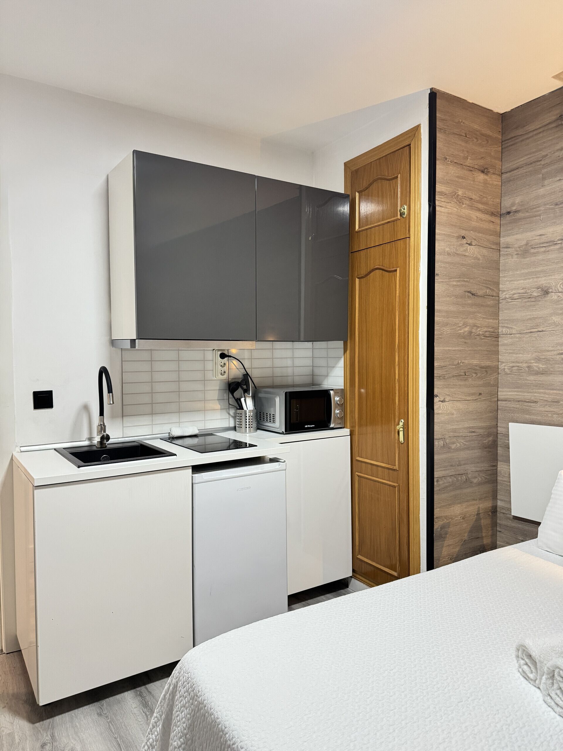 1 habitación, tabla de planchar con plancha y cuna de viaje 