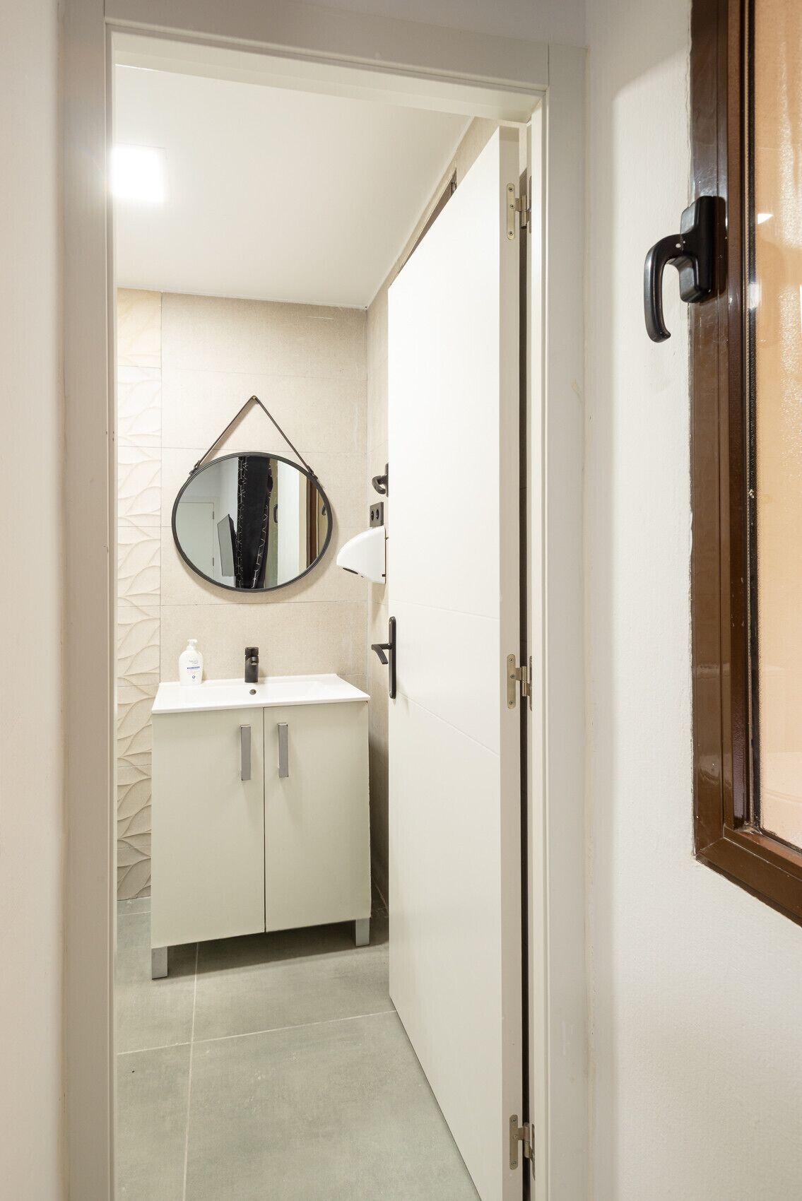 Regadera, secadora de cabello, toallas, jabón 